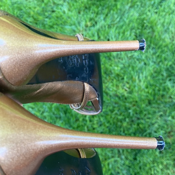 Selling a pair of Aldo heels. Size 39 or size 9. Colour is metallic bronze. - Picture 8 of 8
